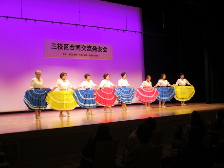 三校区合同発表会フォークダンスの写真