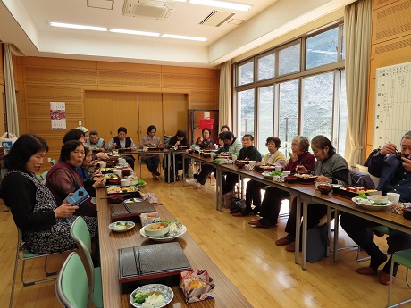 街カフェでの食事の様子