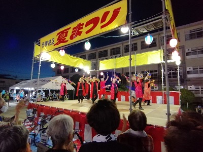 夏祭りで踊りを披露する出演者の写真