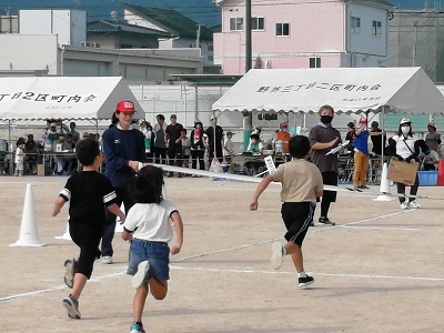 校区体育祭で一生懸命に走るお子さんたちの写真