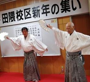 新年の集いで舞を披露する皆さんの写真