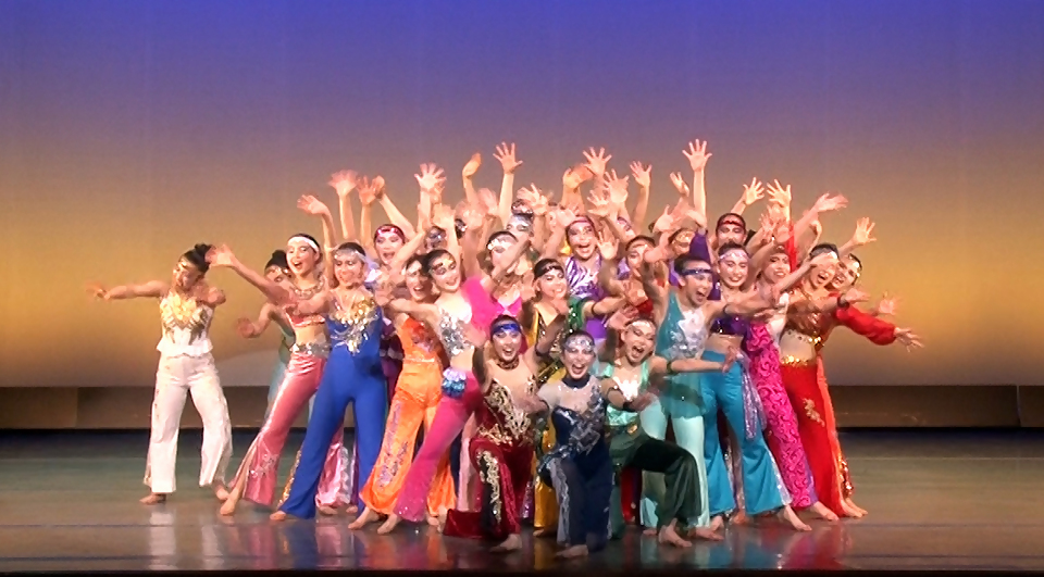 若葉高等学校ダンス部によるパフォーマンスの様子