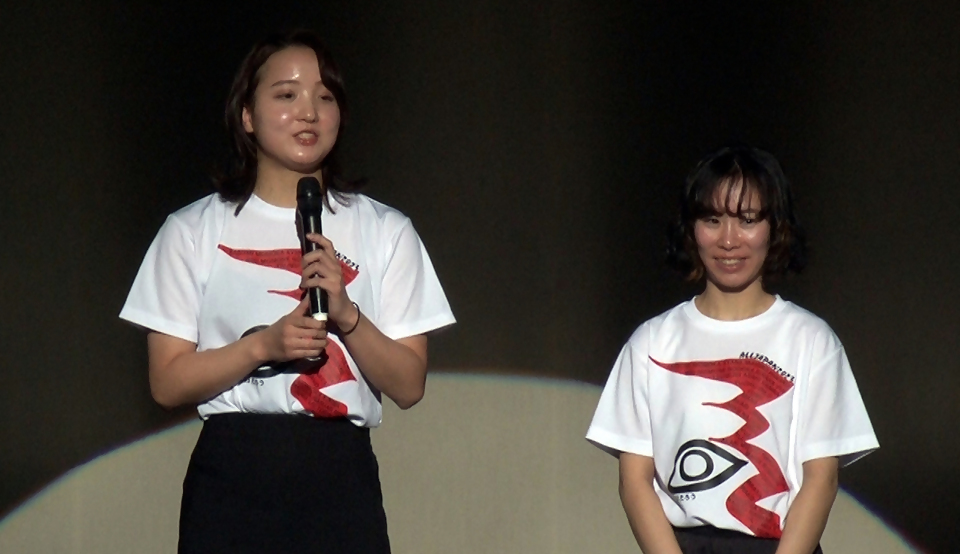 若葉高等学校ダンス部顧問の先生による挨拶の様子