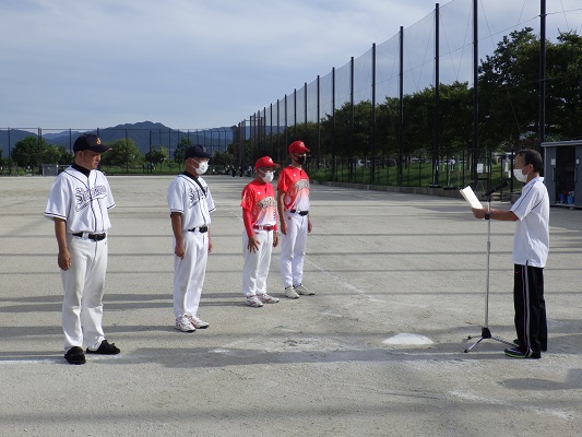 準優勝2チームの表彰式の画像