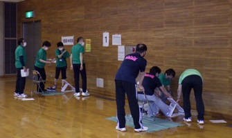 着座体前屈している写真1