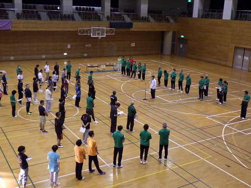 開会式に参加者が並んでいる様子