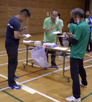 ストローでティッシュを吸いあげている写真1