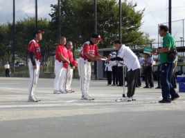 有田校区の代表者が表彰式で賞状を受け取っている画像