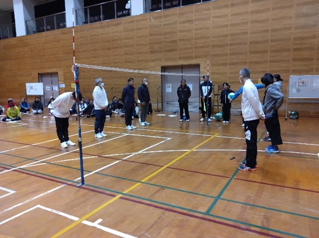 ビーチボールバレーの審判技術習得の様子