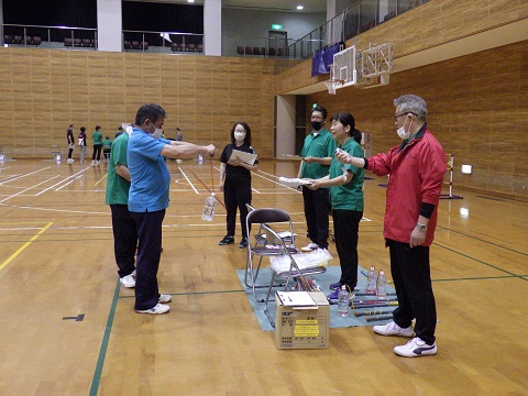 参加者がボトルを巻き上げる写真