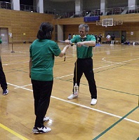 ボトルを巻き上げている様子