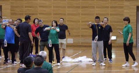 複数の参加者がボトルを巻き上げている様子