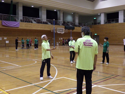 参加者が片手のひらに棒を立てバランスを取る写真