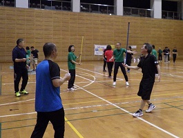 棒を落とさないように動き回っている様子