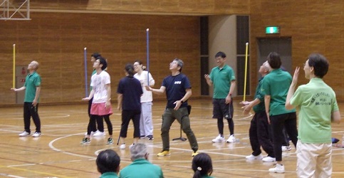 複数の参加者が棒バランスをしている様子