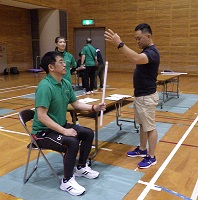 落とした棒をキャッチしている様子