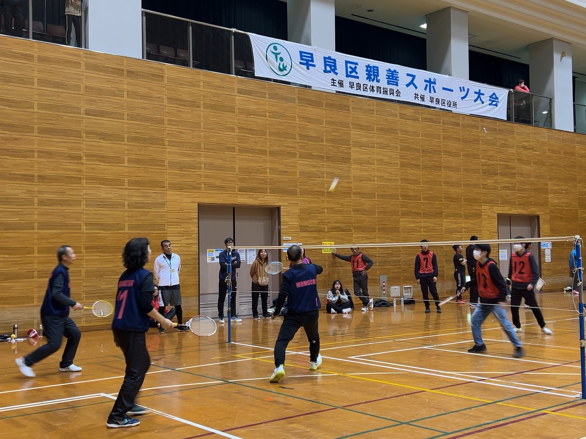 ファミリーバドミントンで打ち上げる様子