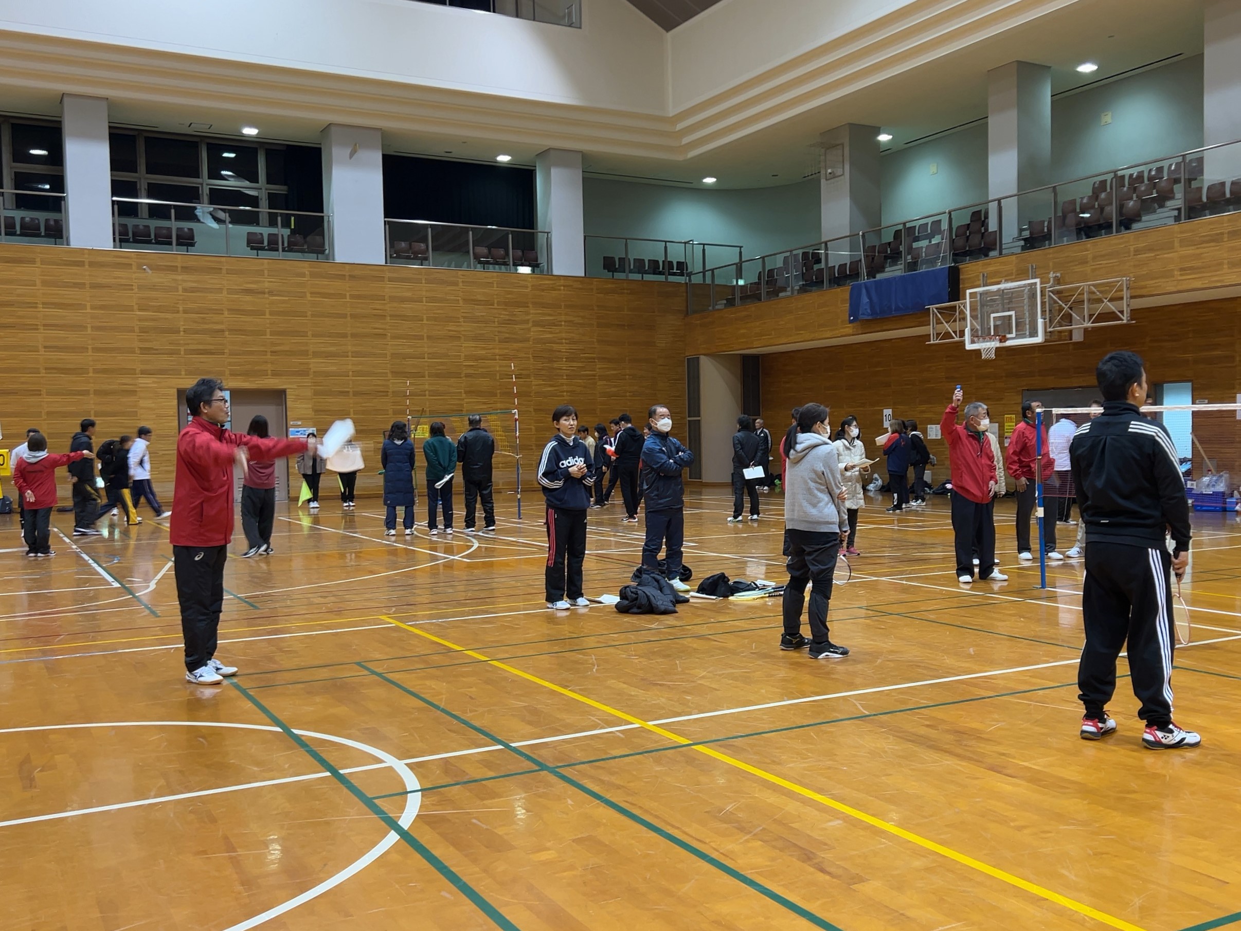 ファミリーバドミントンの審判講習の様子