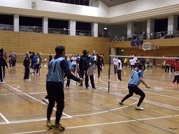 ファミリーバドミントンに取り組む選手たちの写真