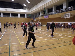 ファミリーバドミントンでスマッシュを打つ選手の写真