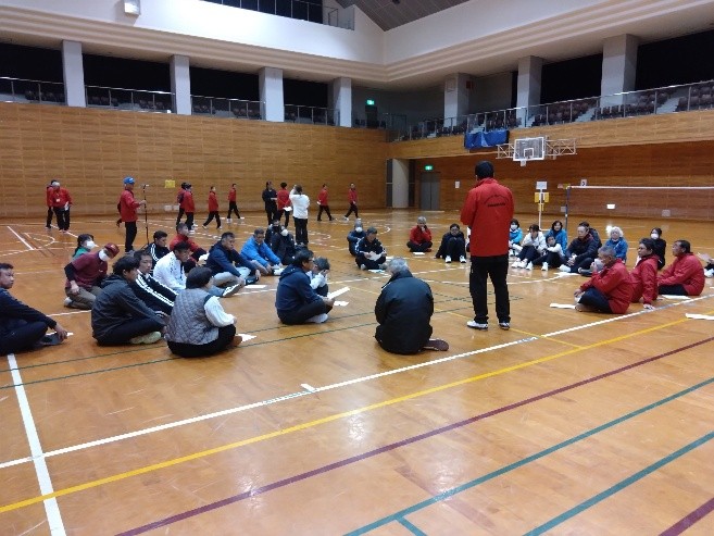 ファミリーバドミントンの審判技術習得の様子