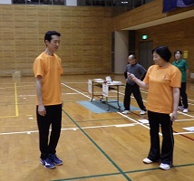 目を閉じて足踏みしている様子