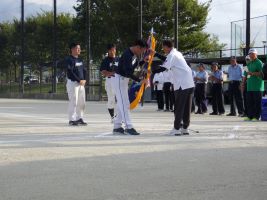 原北校区の代表者が表彰式で優勝旗を受け取っている画像