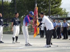 賀茂校区の代表者が表彰式で優勝旗を受け取っている画像