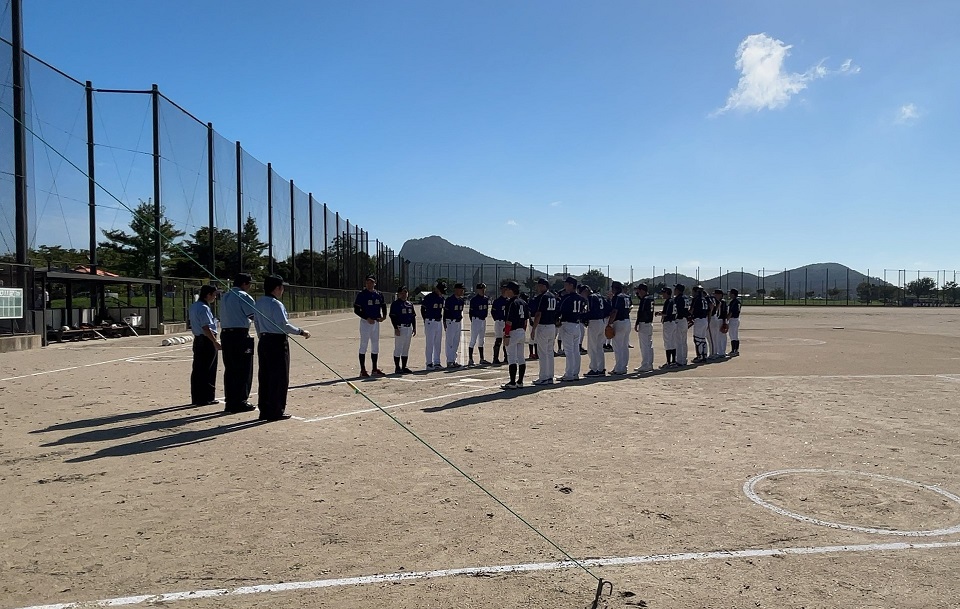 試合前の整列の写真