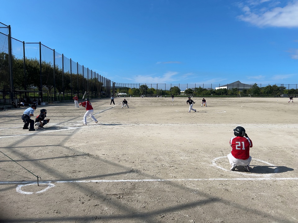 ピッチャーと対峙するバッターの写真