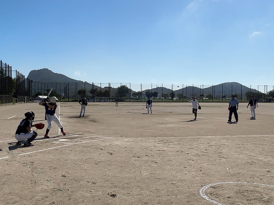 体育振興会会長が始球式を行う様子