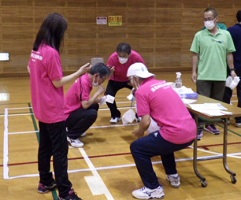 ストローでティッシュを吸いあげている写真2