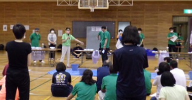 ストローでティッシュを吸いあげている写真3