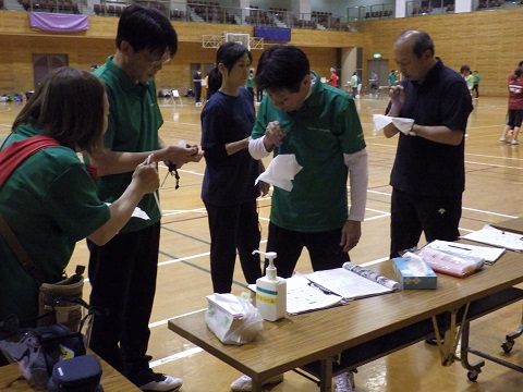 参加者がストローでティッシュを吸い上げる写真