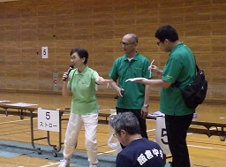 ストローでティッシュを吸おうとしている様子