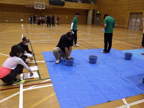 参加者がタオルを絞る写真