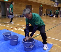 タオルを絞っている様子