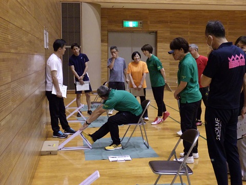 着座体前屈する写真