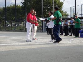 内野校区の代表者が表彰式で賞状を受け取っている画像