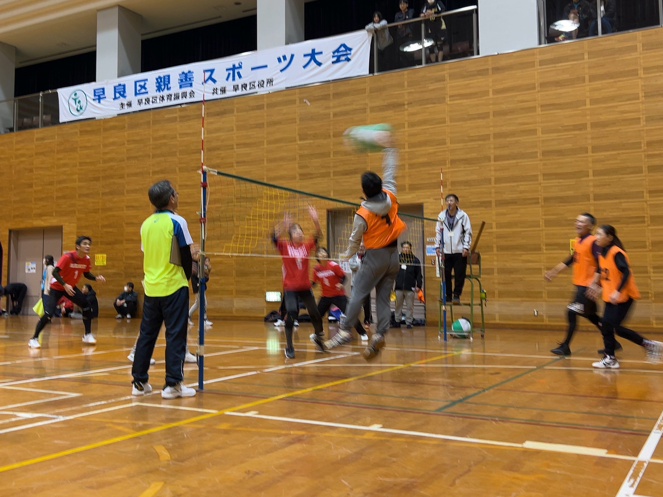 ビーチボールバレーでアタックする写真