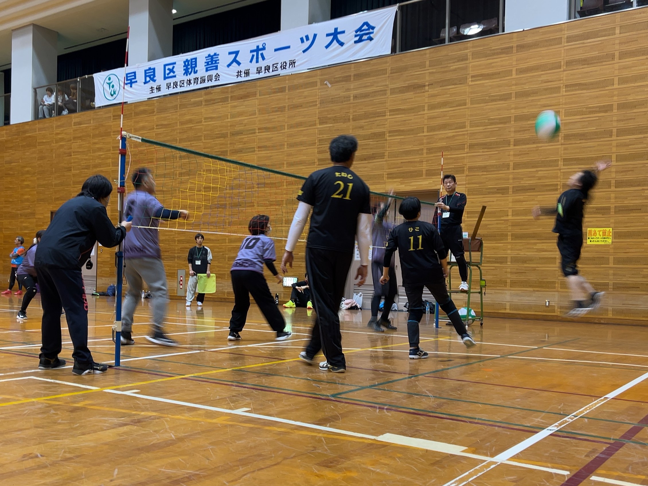 ビーチボールバレーでジャンプしている写真