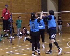 選手がハイタッチしている写真