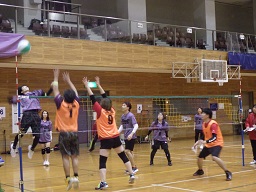 バレーのアタックをしている写真