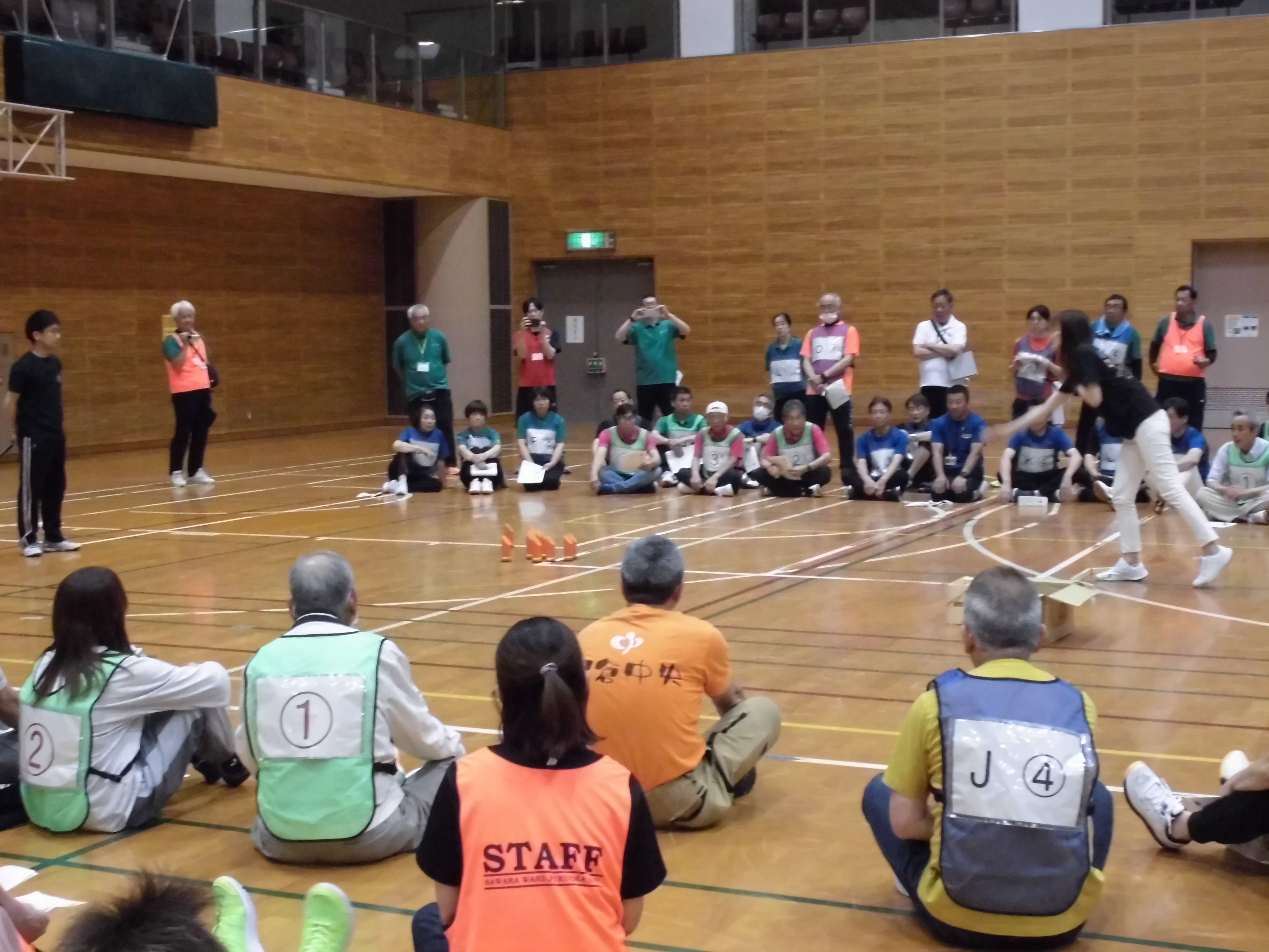 講師の衣川さん、角野さんから、「インドアモルック」のルールを指導してもらっている様子