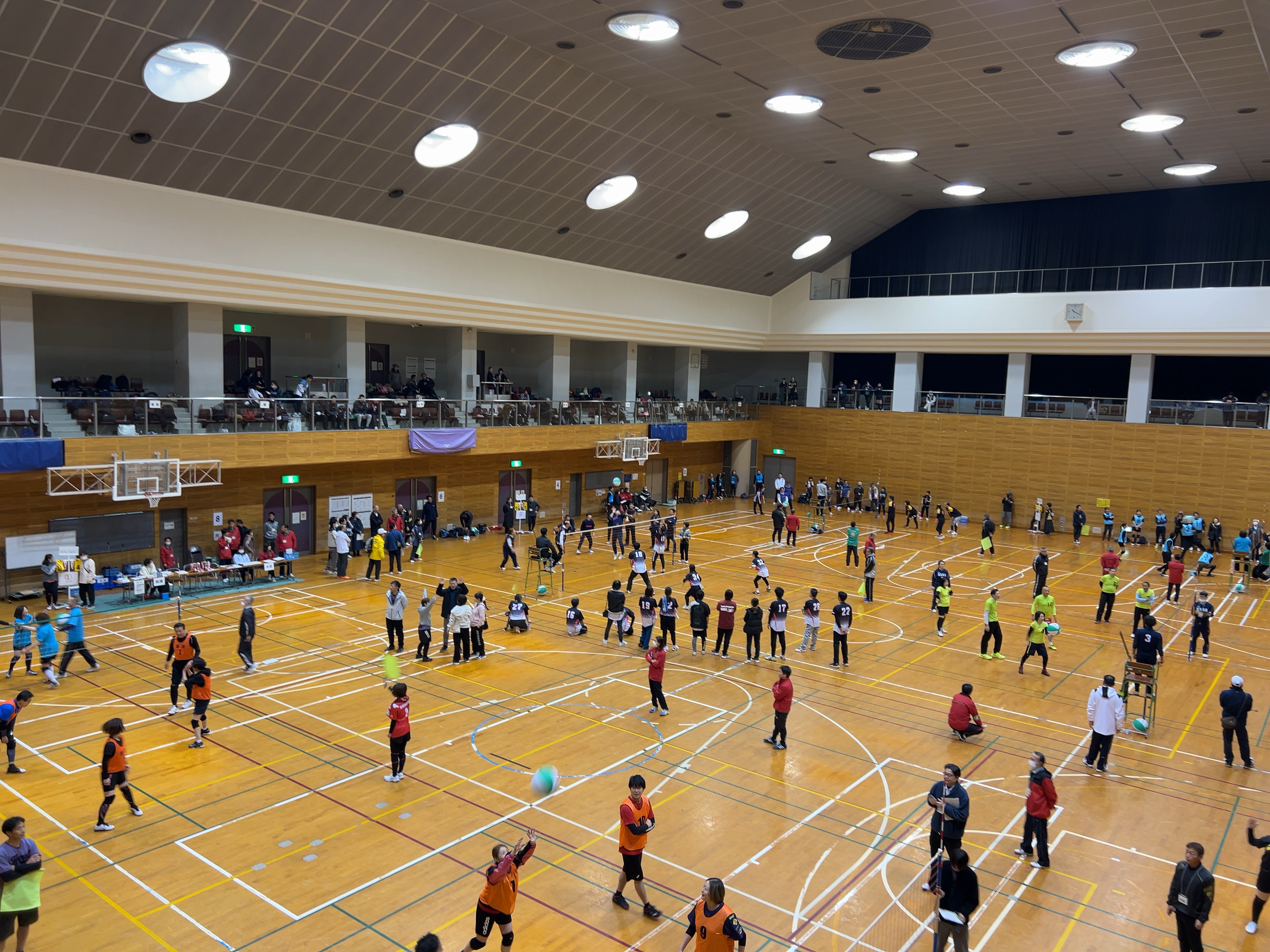 親善スポーツ大会の体育館全体写真
