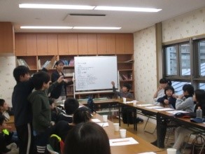 会議室で企画について話し合う子どもたちの写真