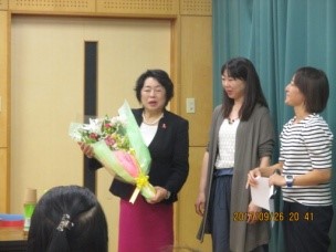 講師に花束を渡している様子