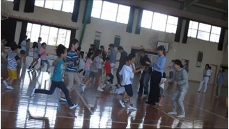 保護者のもとへ走っていってじゃんけんする子どもたちの写真