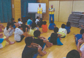 公民館で講義を受ける子どもたちの様子