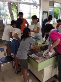 家庭科室で調理する子どもたちの写真